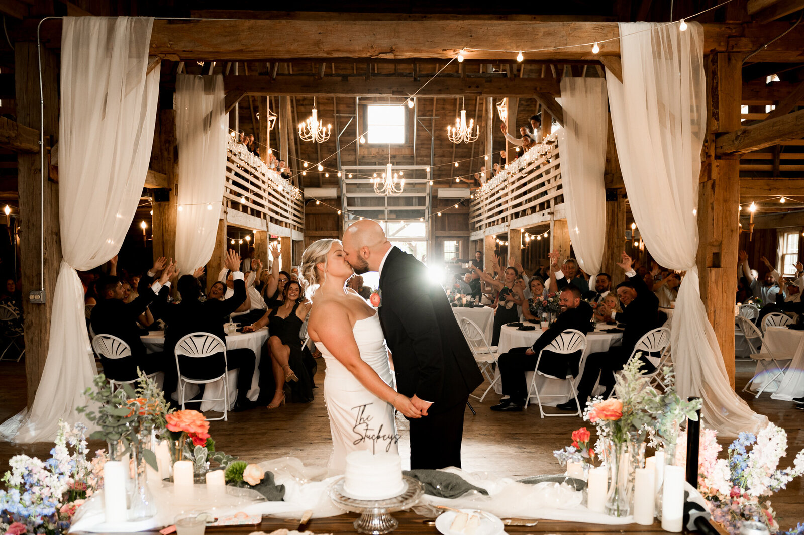 wedding-cake-kiss
