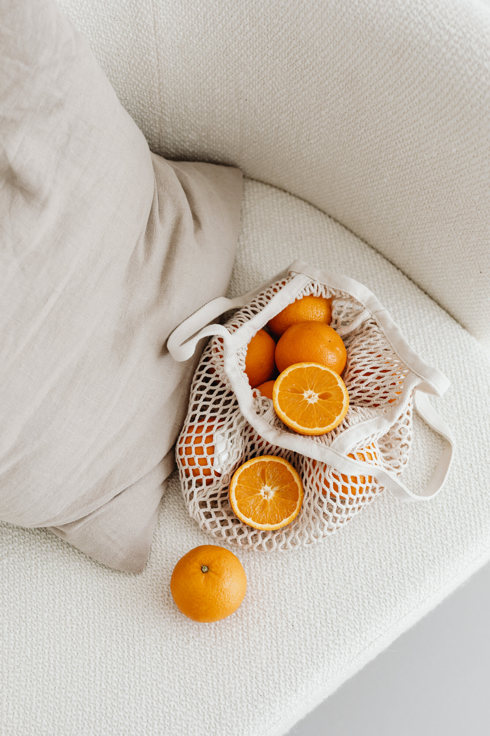 kaboompics_a-few-oranges-in-the-bag-business-card-free-mockup-photos-26130