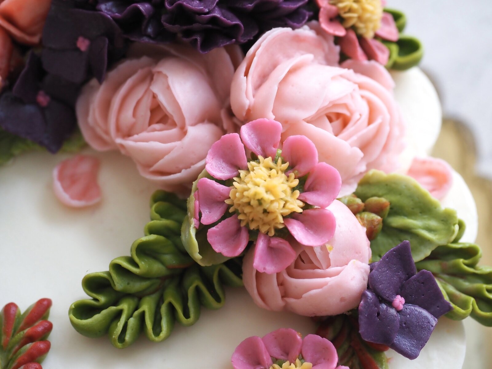 Close up of buttercream flowers on a cake