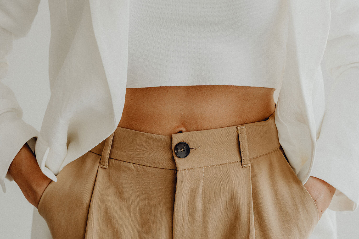 kaboompics_minimal-fashion-unrecognizable-woman-in-beige-trousers-27550