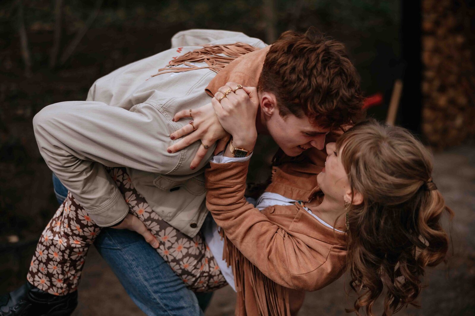 Pre-weddingshoot met een verliefd koppel, vastgelegd door trouwfotograaf Melissa Boer. Spontane en tijdloze foto’s ter voorbereiding op de bruiloft.