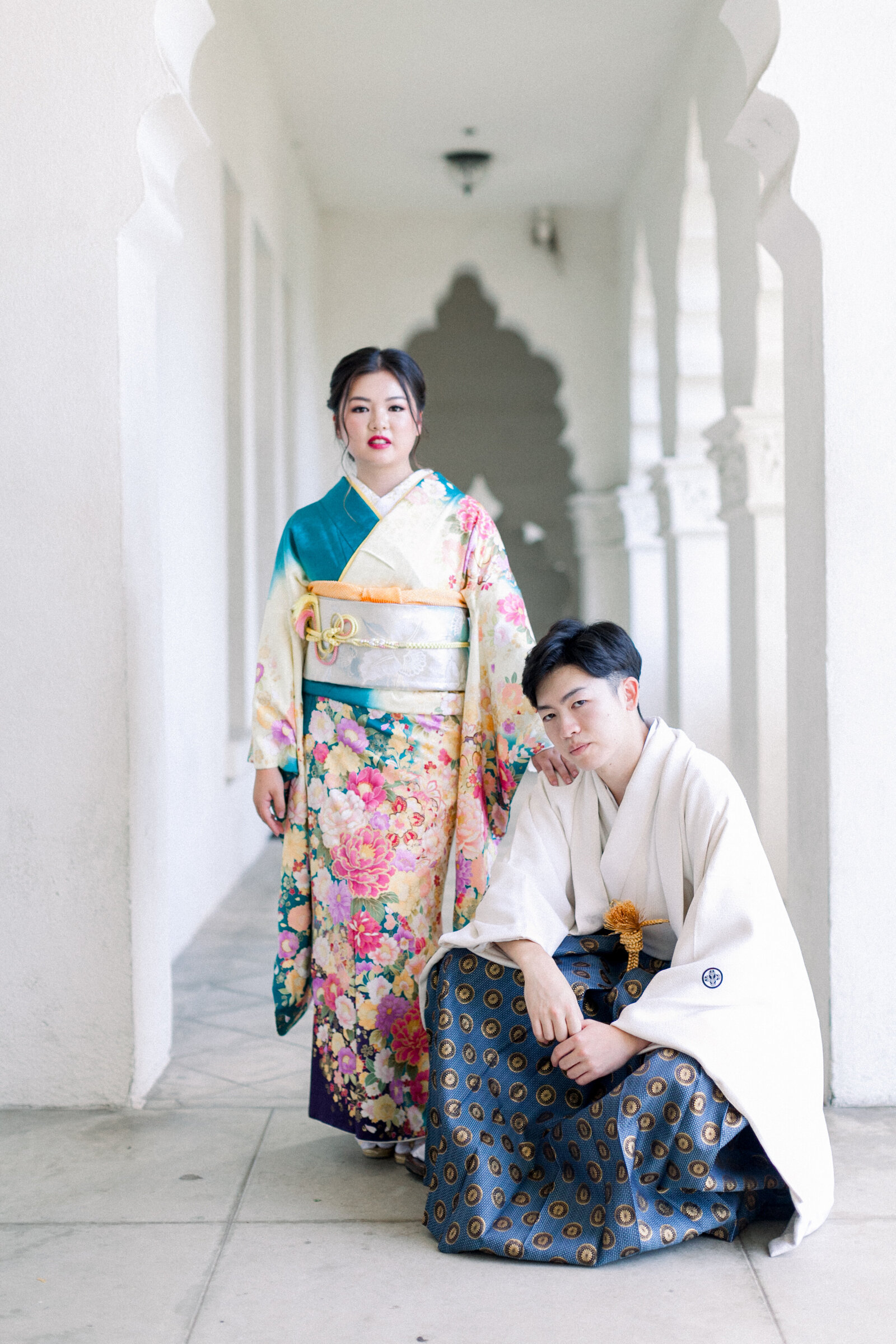 Brother and sister in hakama and vibrant furisode posing under the elegant arches of Brand Park Glendale for their Seijinshiki coming of age photo, kimono rental Los Angeles
ロサンゼルス グレンデールのブランドパーク 白い回廊で成人式 振袖の妹と袴姿の兄が並ぶ記念ポートレート 着物レンタル