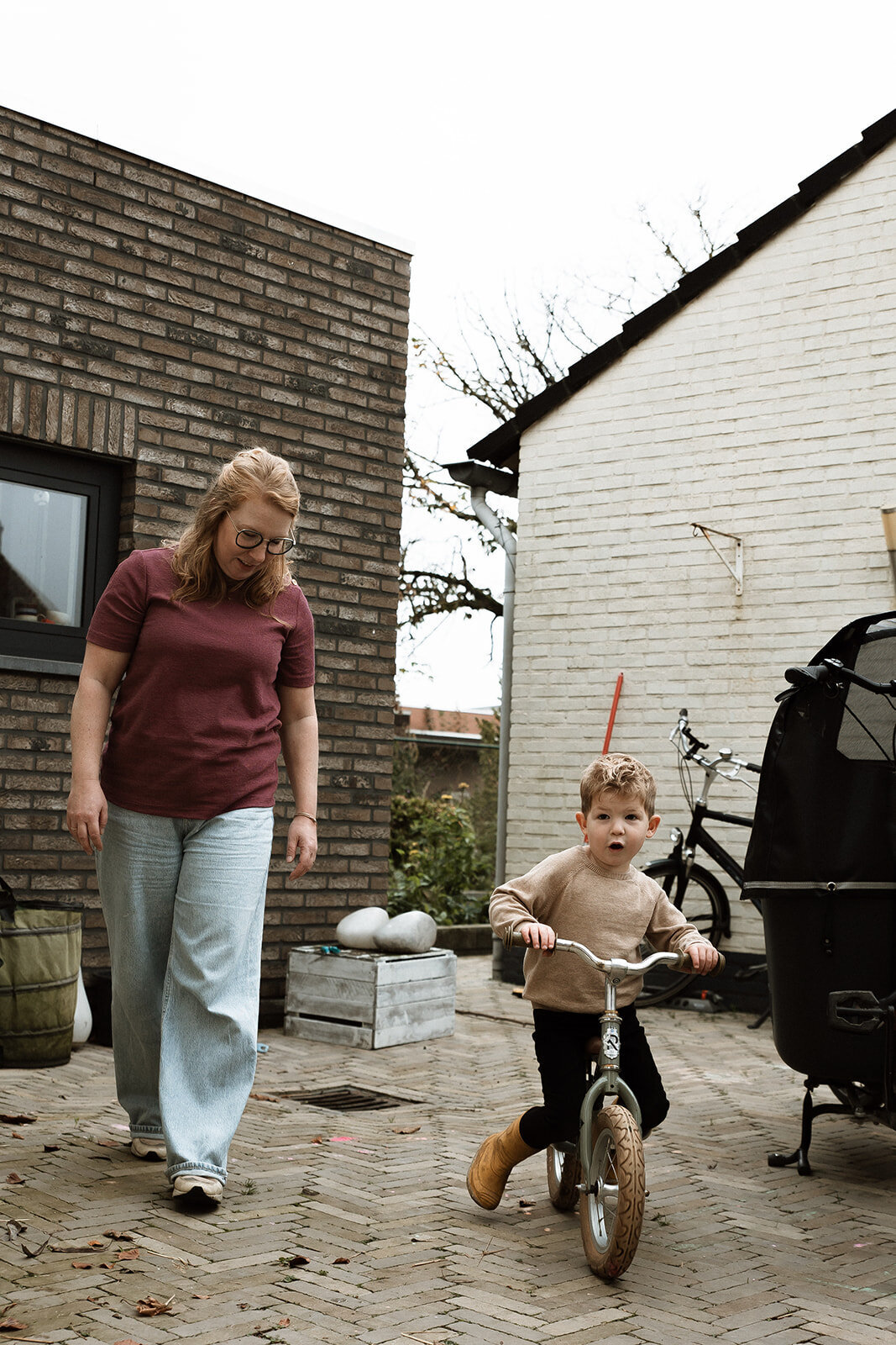 gezinsfotoshoot fotoshoot gezin gezinsfotografie gezinsfotograaf gezinsfotoshoot eindhoven gezinsshoot zwangerschap gezinsshoot buiten spontane gezinsfoto'a slledaags geluk