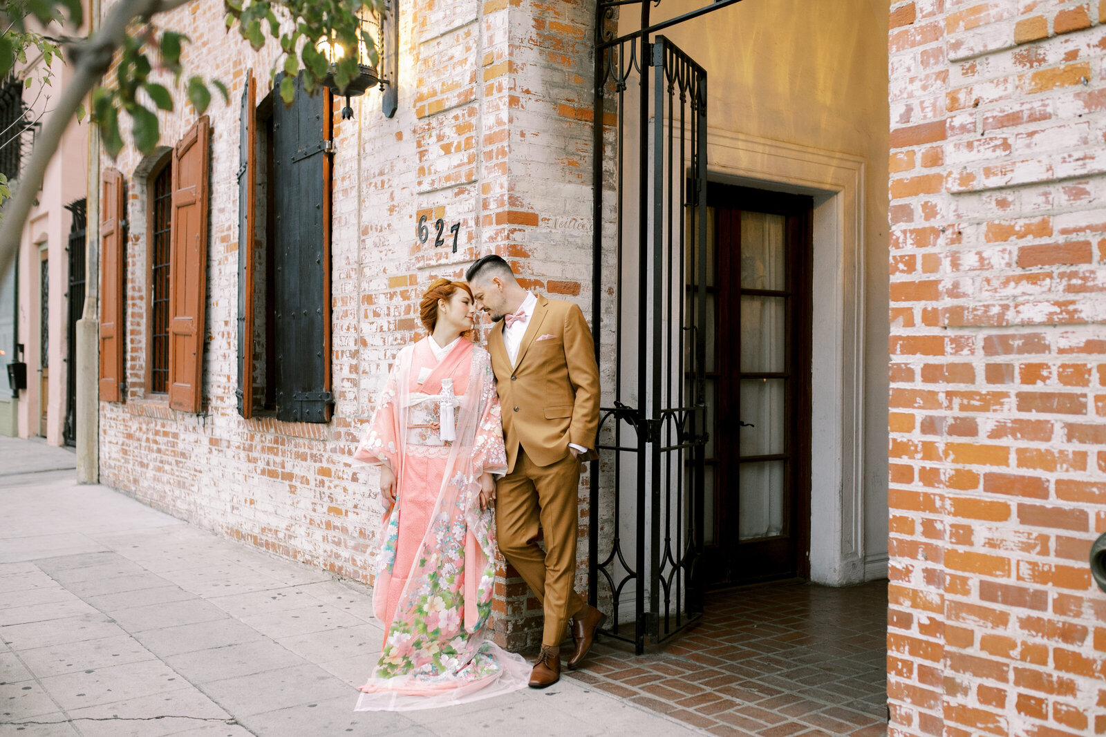 Couple with see-through uchikake outside Carondelet House | 着物レンタル 和婚 打掛 レース カロンデレットハウス