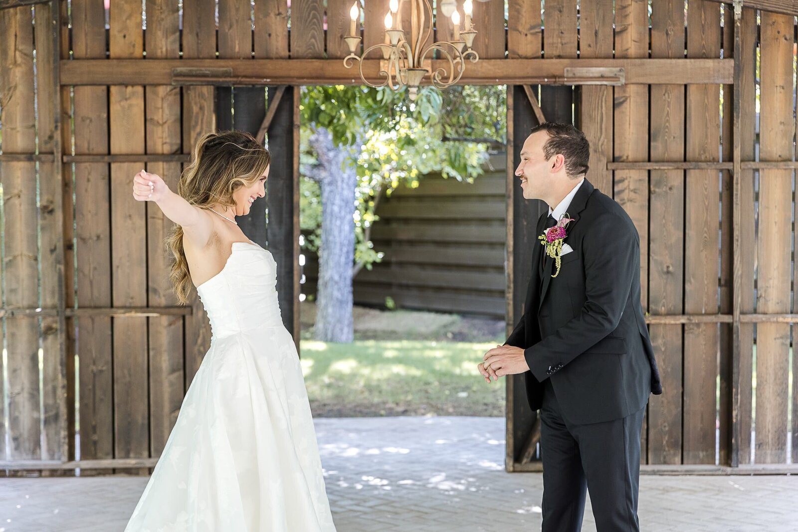 Phoenix-Wedding-Photographer-and-Videographer-Venue-at-the-Grove-PayWed-1057