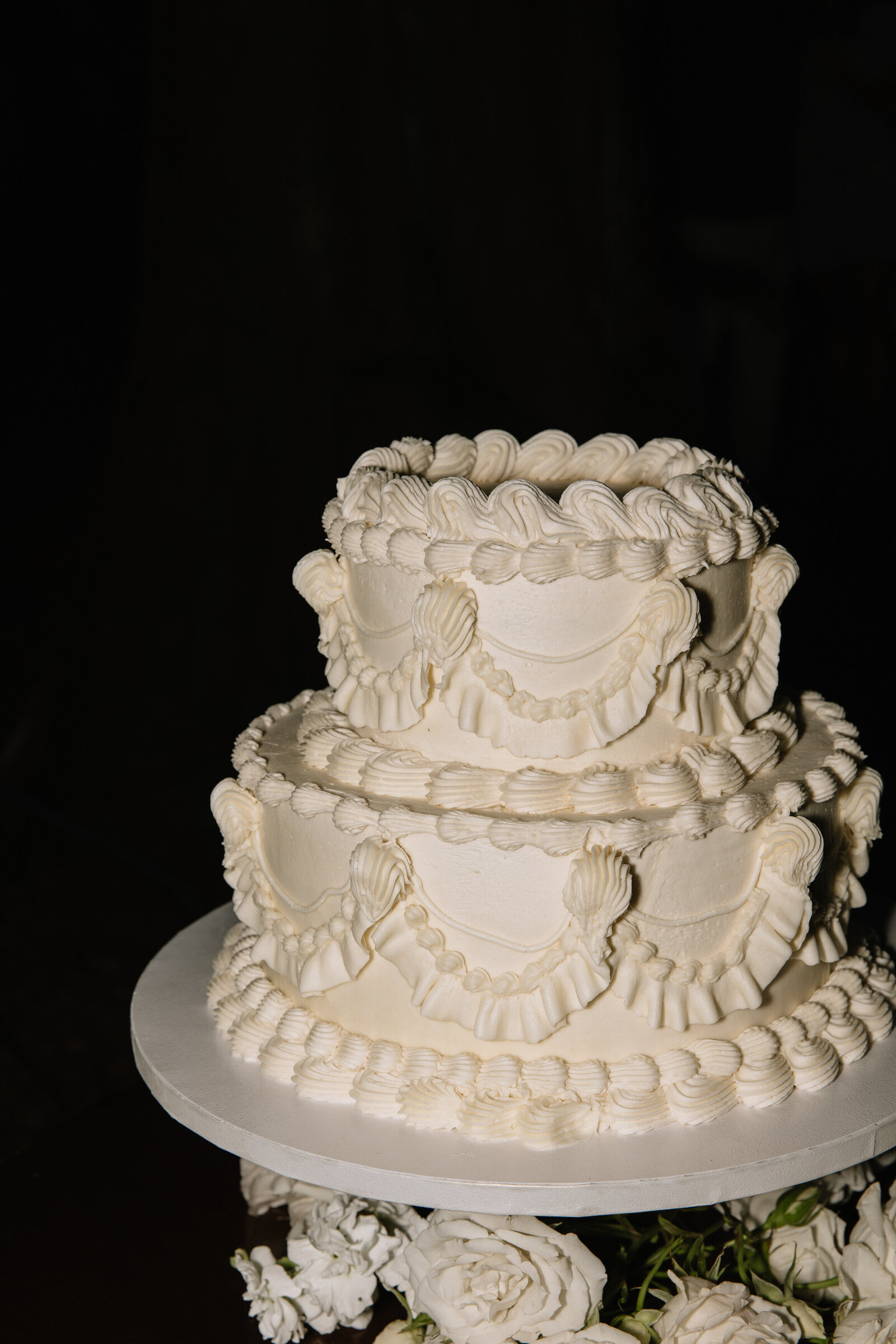 Flash detail photo of wedding cake at Vancouver, WA outdoor reception