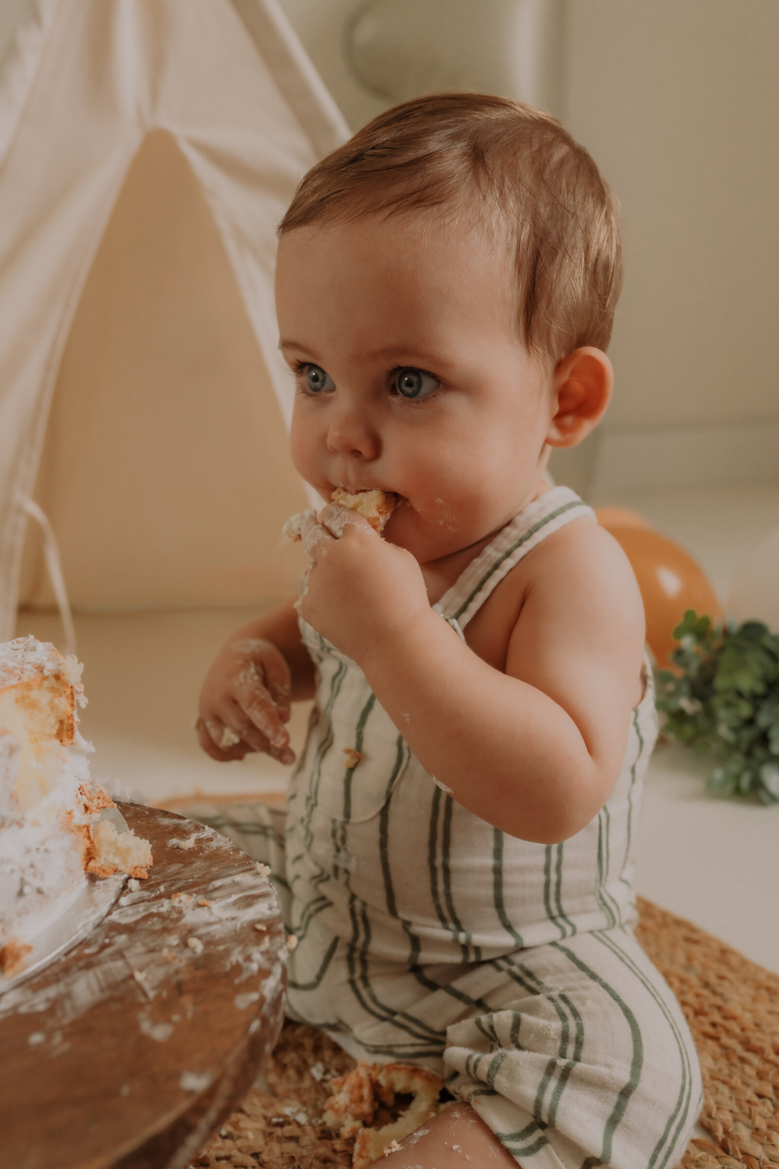 Baby eet van taart tijdens cakesmash fotoshoot