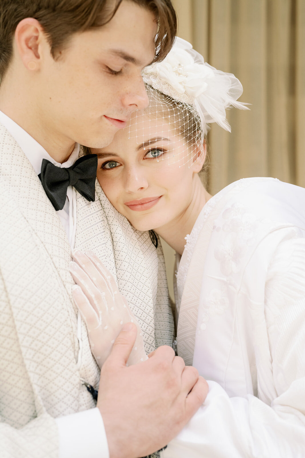 Bride in white shiromuku and groom in black montsuki kimono embracing tenderly at The Ebell Club Long Beach, Los Angeles California — ideal Japanese wedding kimono rental | 白無垢姿の花嫁と紋付袴の新郎が優しく抱き合う ザ・エベルクラブ・ロングビーチ ロサンゼルス カリフォルニア 着物レンタル
