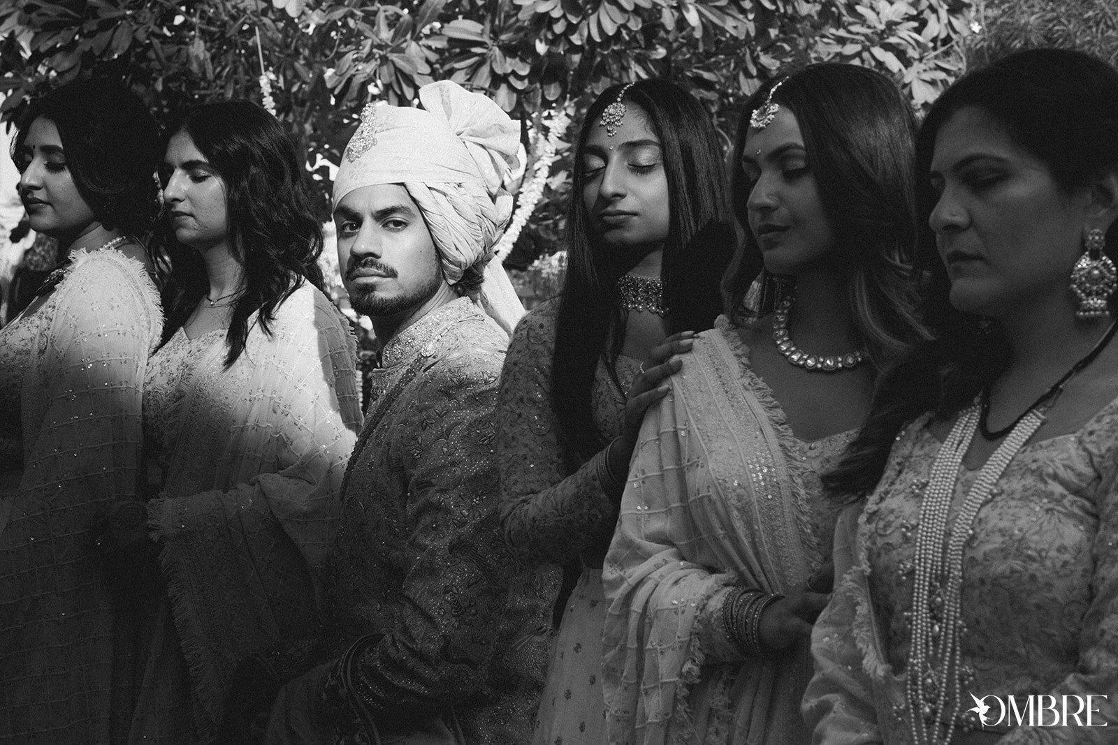 BLACK AND WHITE SHOT OF GROOM WITH HIS FRIENDS AND COUSINS BY OMBRE