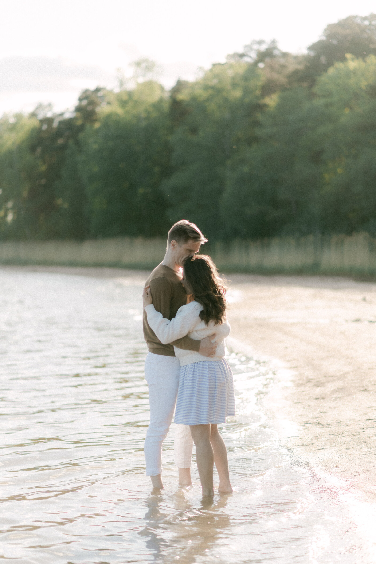 Couple on a beach on a photography session with photographer Hannika Gabrielsson