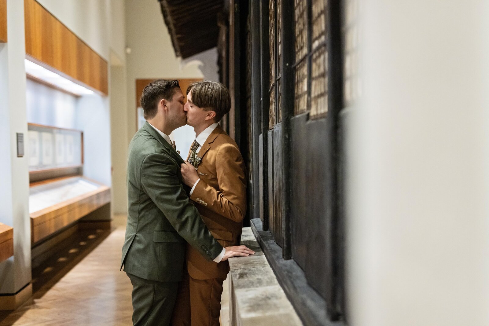 intimate-wedding-portrait-grooms-kissing