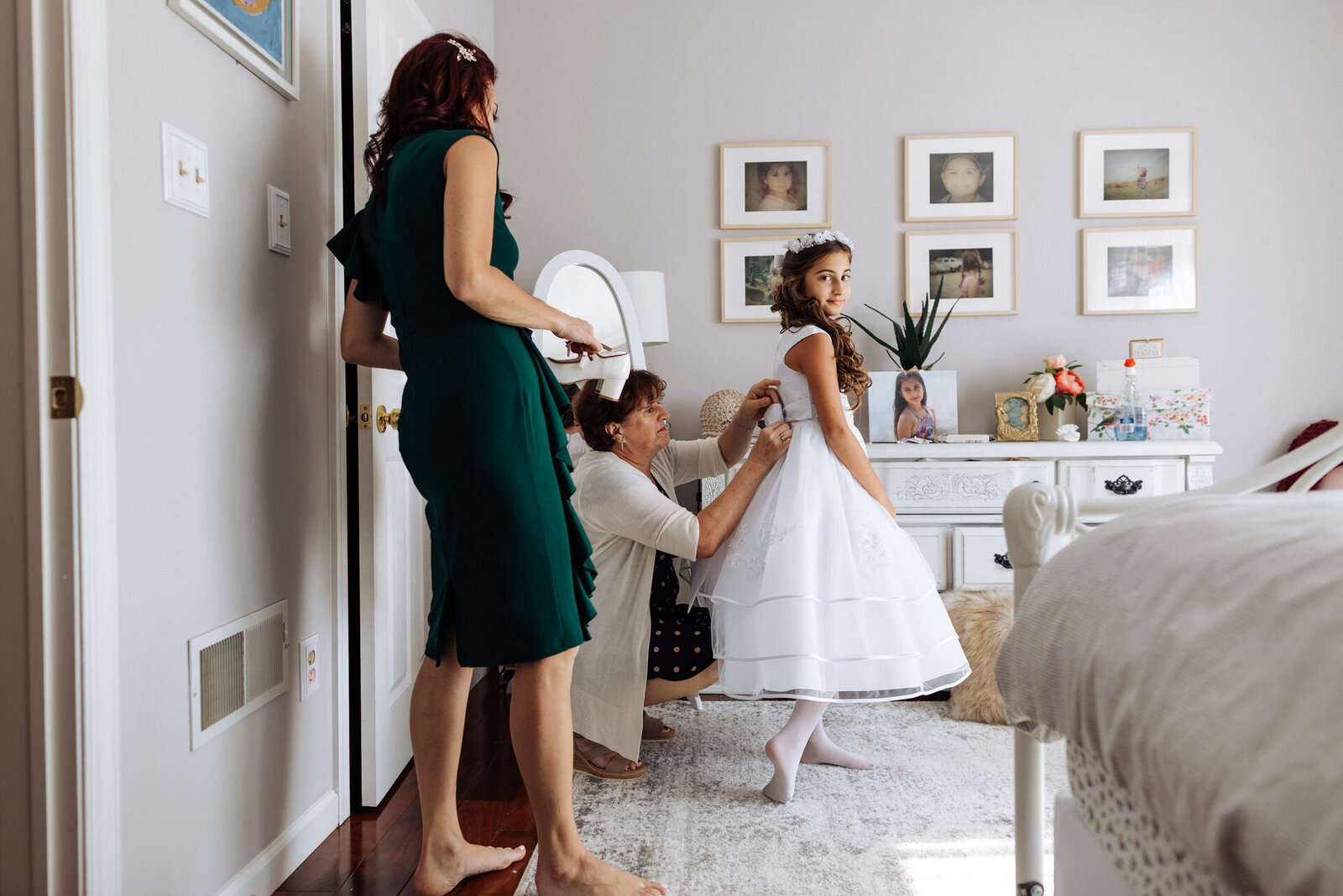 candid-family-lifestyle-getting-ready-communion-event
