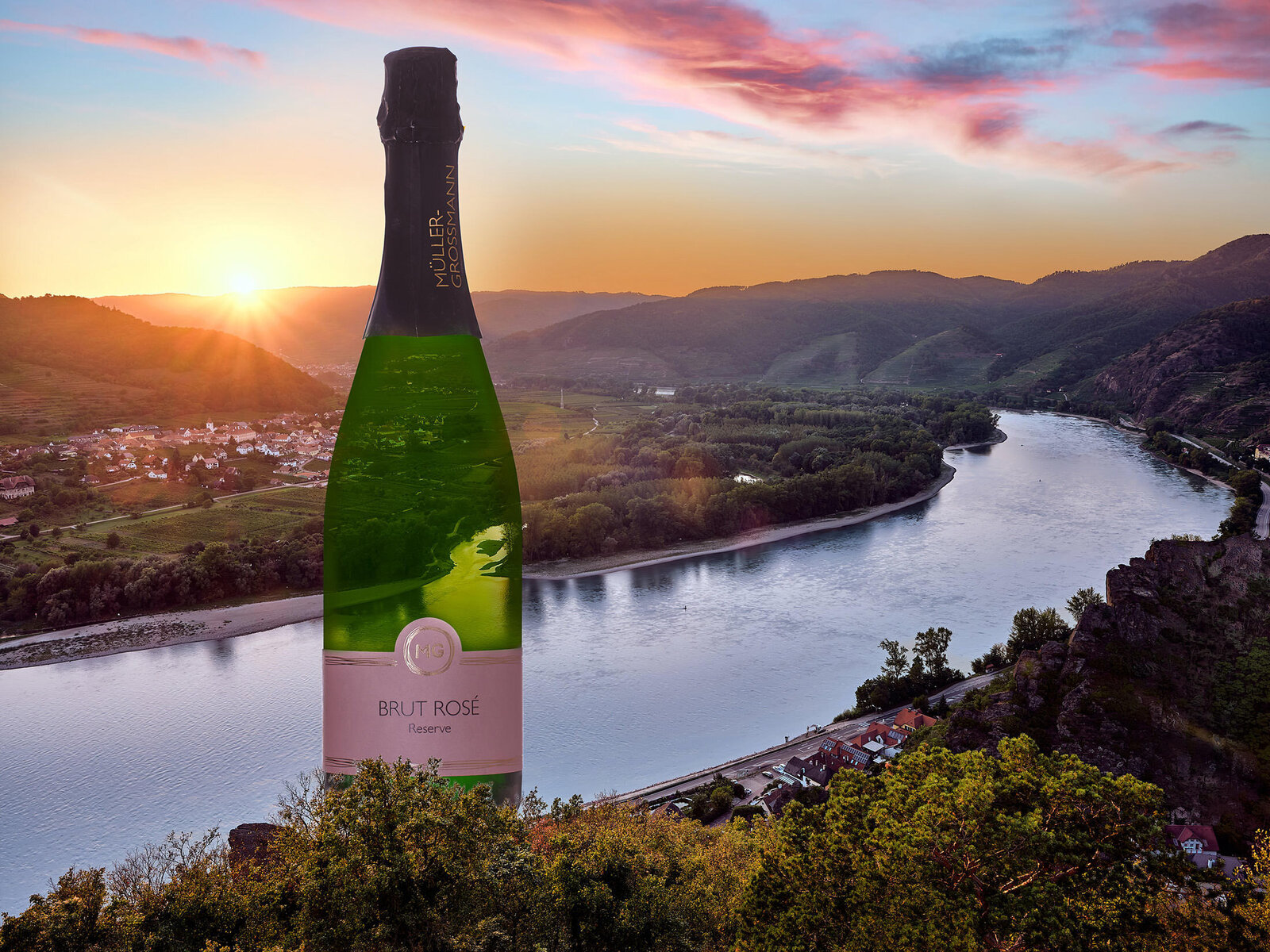 Starke KI-Fotomontage mit Weinflasche vor Sonnenuntergang in der Wachau – visuelles Keyvisual für Wein-, Genuss- oder Tourismusmarken mit regionalem Bezug