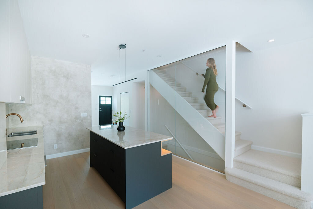 modern-glass-wall-staircase-Align-Interior-Design