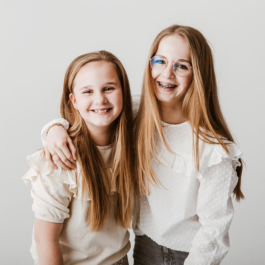 studioportret, kinderportret, fotokado, halderberge, roosendaal, bergenopzoom, oosterhout, breda, zundert, rucphen, zussenfoto, familiefotograaf, noordbrabant