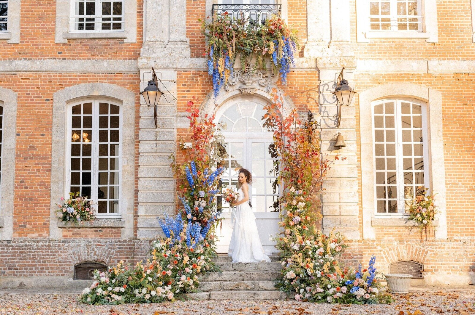 porte-d-entree-decoree-de-fleurs-chateau-mariage