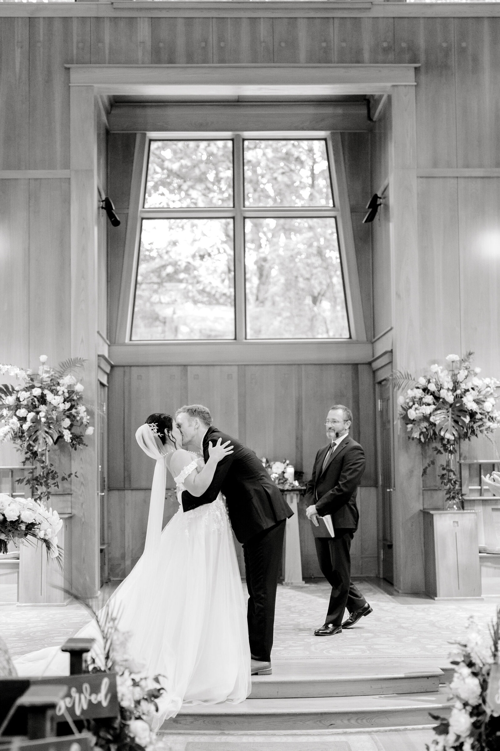 botanic garden wedding first kiss