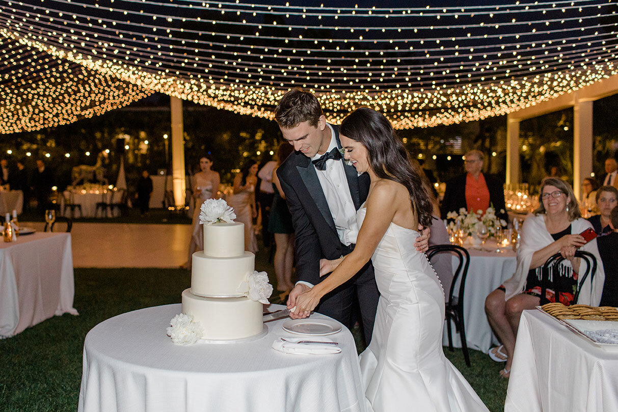 romantic-cake-cutting-wedding
