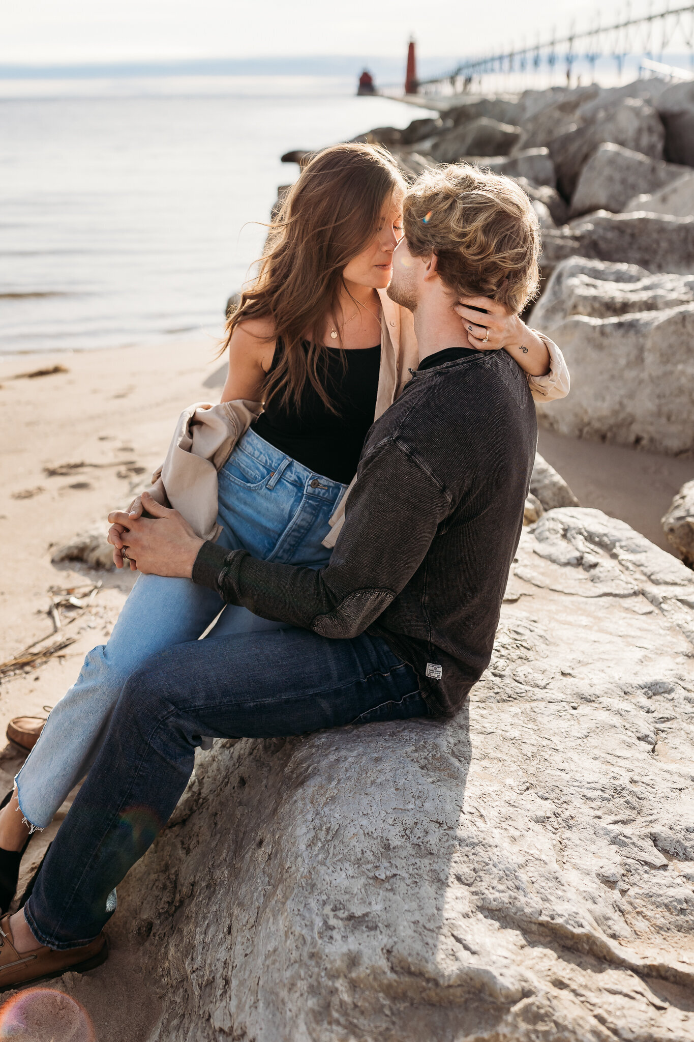 GRAND_HAVEN_AND_LAKE_MICHIGAN_ENGAGEMENT_PHOTOGRAPHER|Courtney_Lushaj_Photography_2