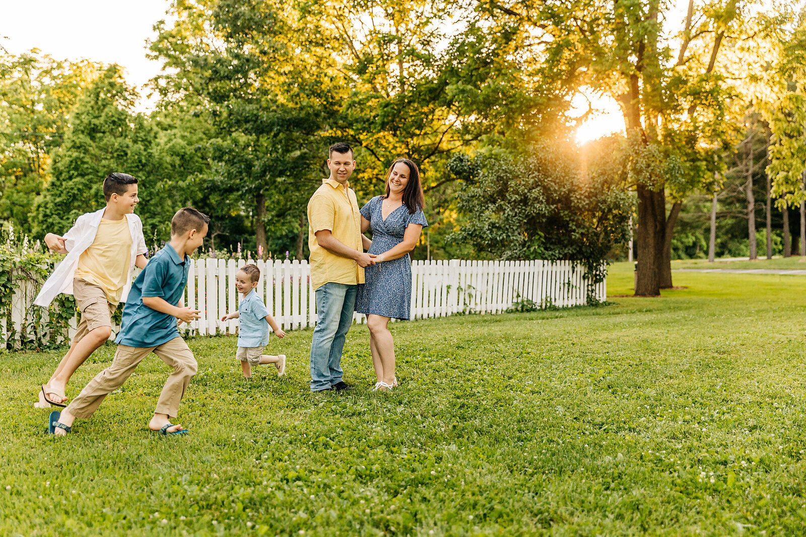 kids running around parents outdoors by Philadelphia Family Photographer