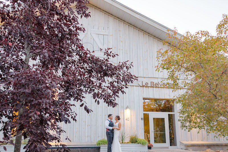 Le Belvédère Weddings | lynsey-andrew-le-belvedere-sept-wedding-grey-loft-studio-2022-923