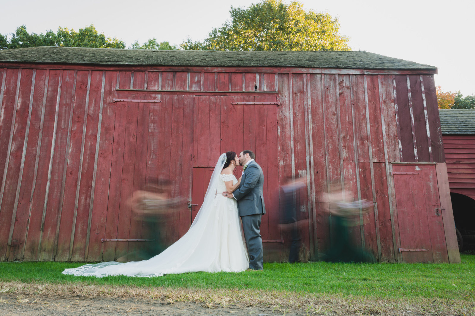 bride and groom kissing at the barn at old bethpage