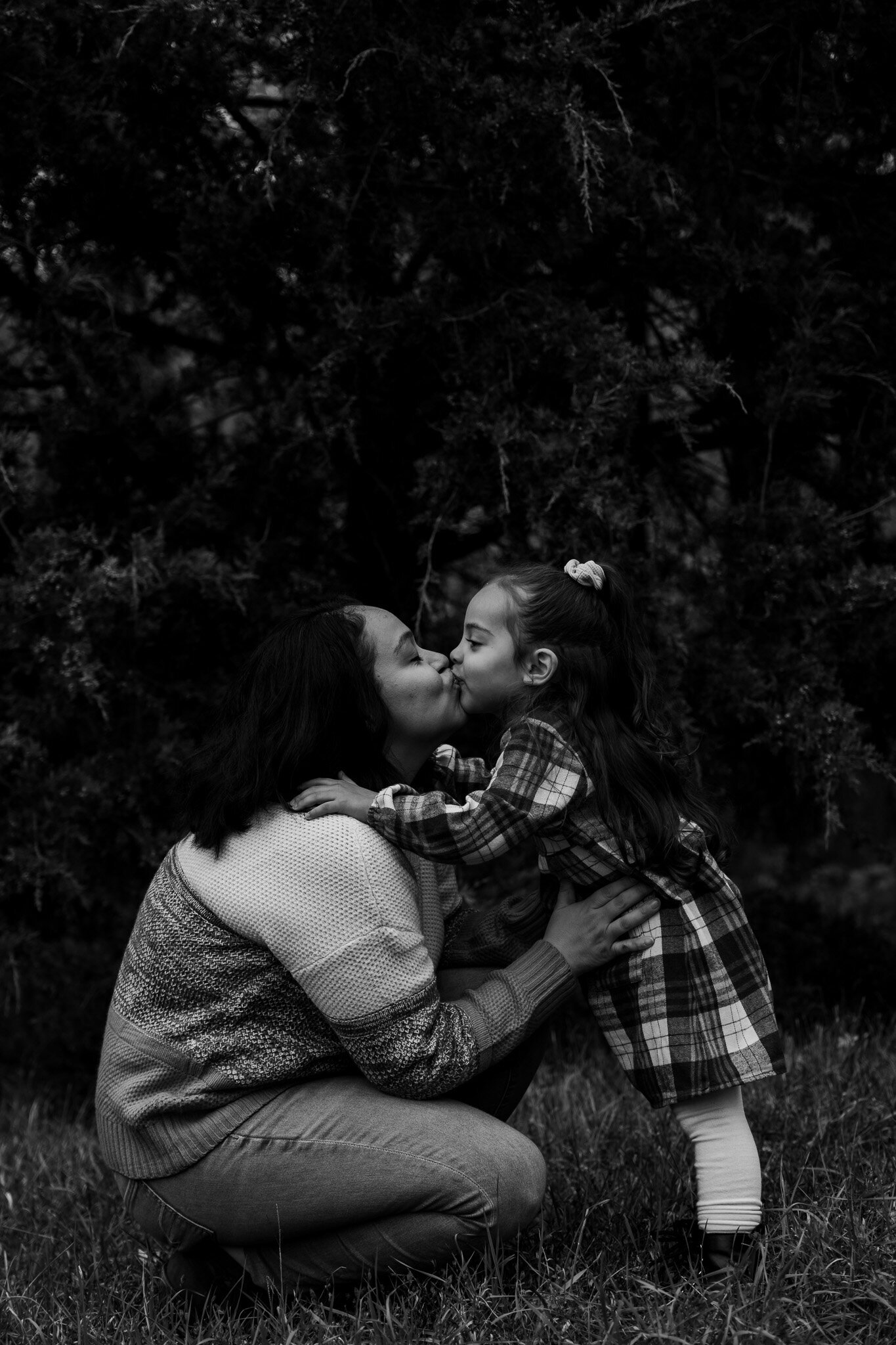mommy and daughter kisses