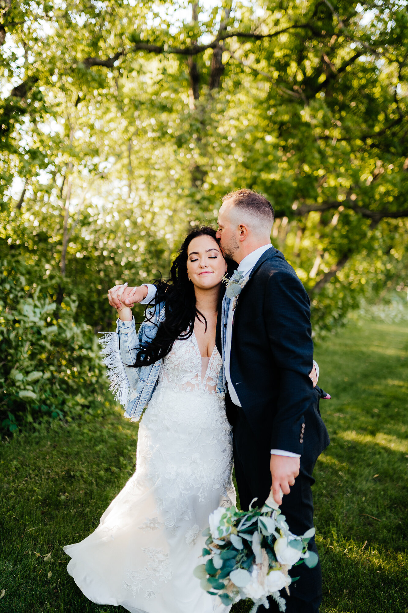 minnesota-photographer-captures-groom-kissing-his-bride-on-the-forehead