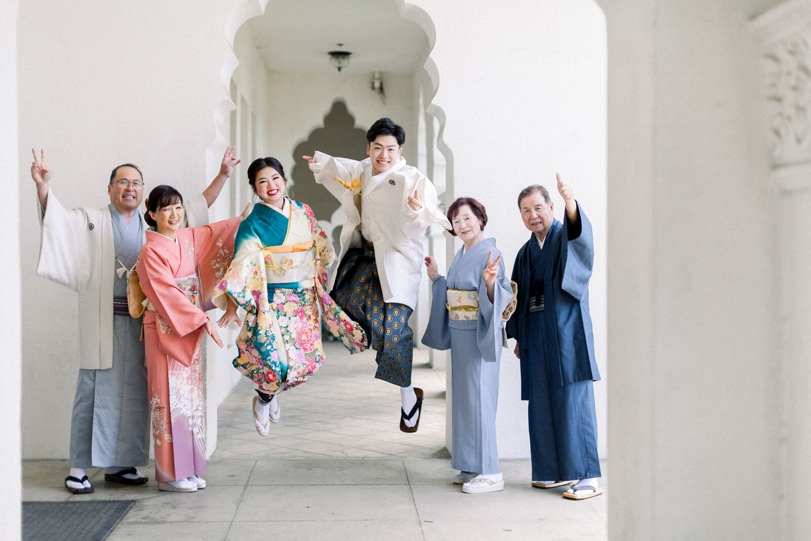Joyful family jump portrait at Brand Park Glendale during a Seijinshiki (coming-of-age) celebration. The daughter in a colorful furisode and the son in hakama, kimono rental in Los Angeles | ロサンゼルス・ブランドパーク（グレンデール）での成人式、振袖の娘と袴の息子が家族でジャンプする楽しいポートレート、着物レンタル