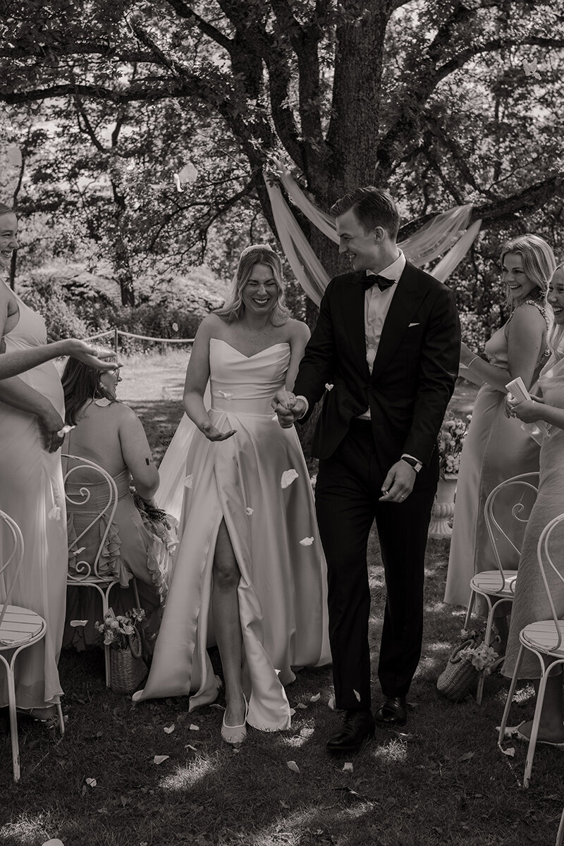 Brudpar går längs altaret och konfettiregn