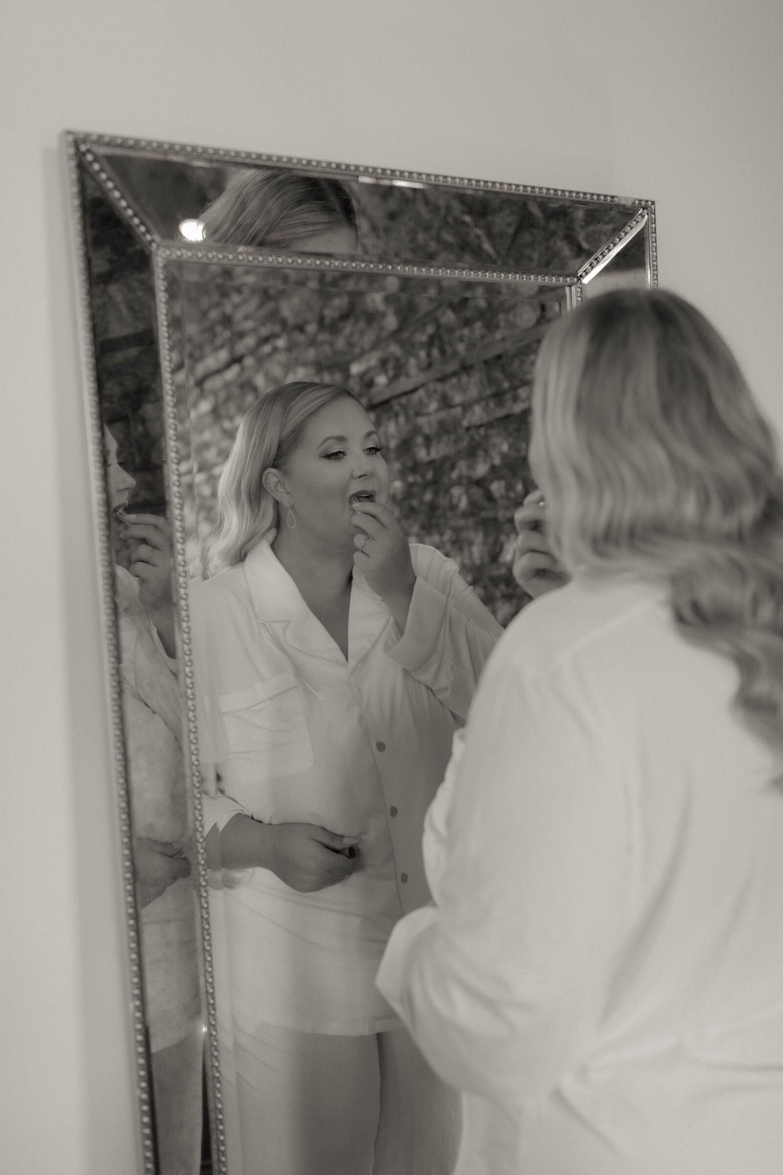 bride-getting-ready-mirror-reflection