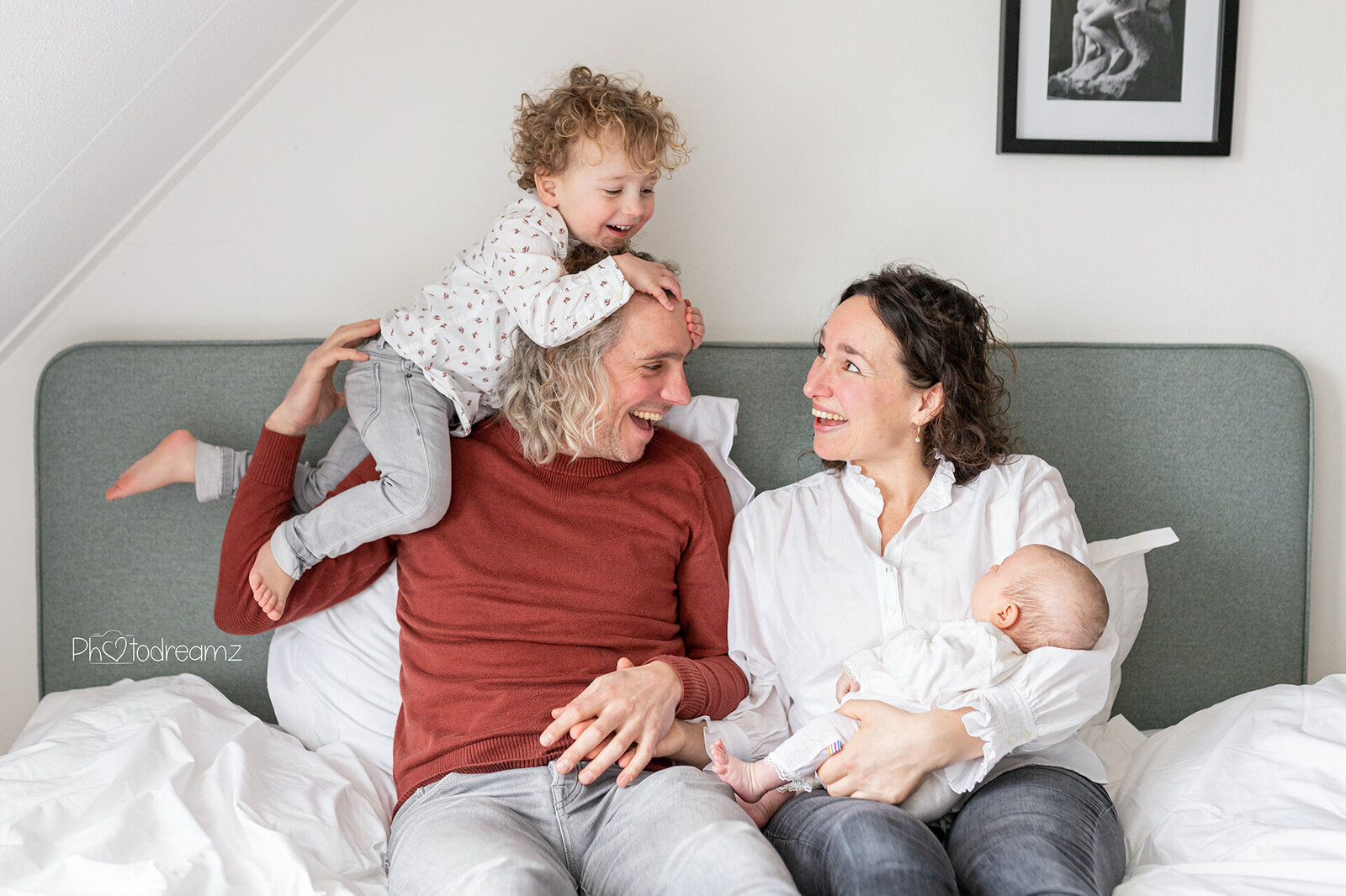 Prachtig gezin tijdens hun lifestyle newborn fotoshoot