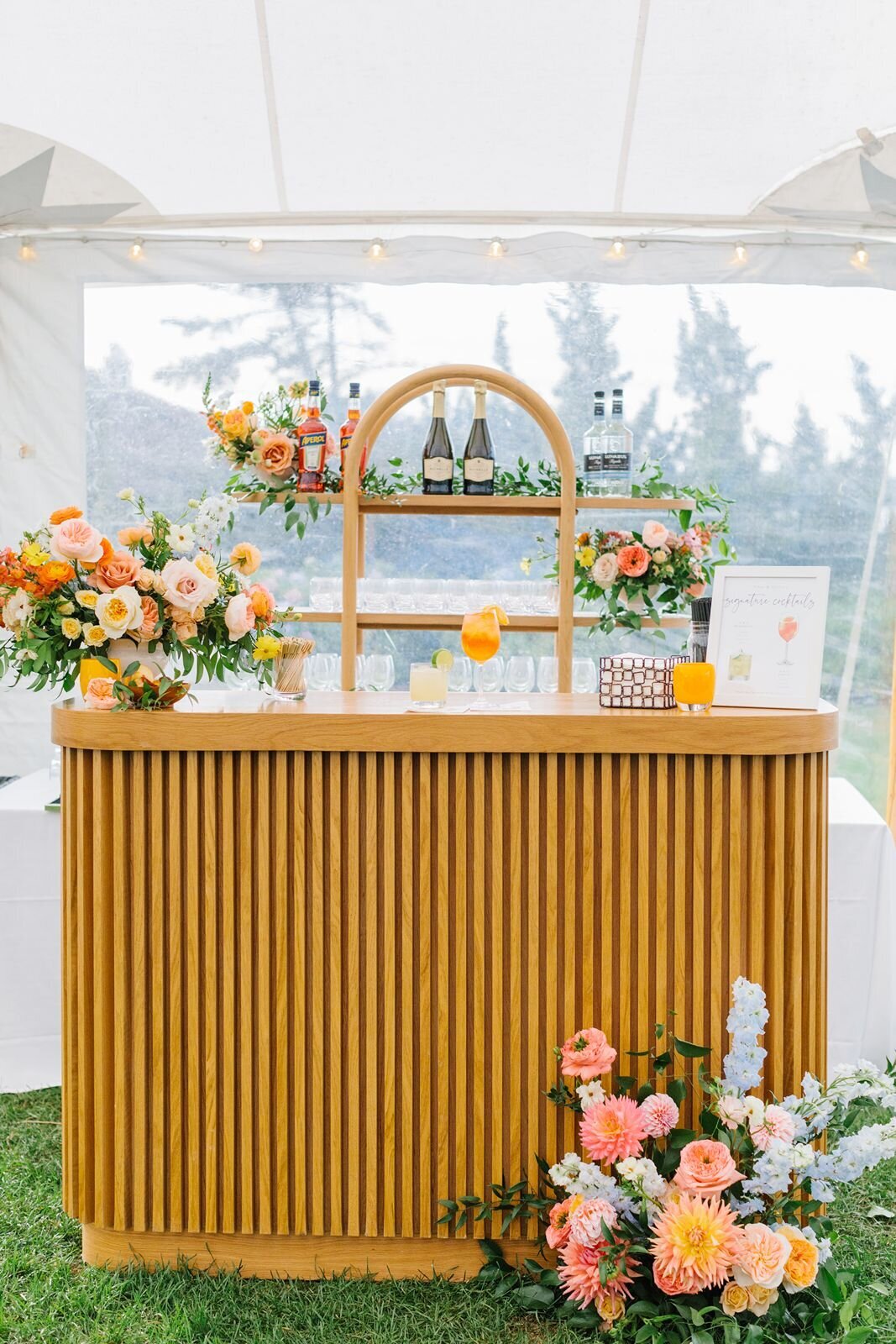 leila-james-events-newport-rhode-island-luxury-wedding-planner-castle-hill-inn-venue-erin-mcginn-wedding-photographer-bright-florals-CH0523 copy