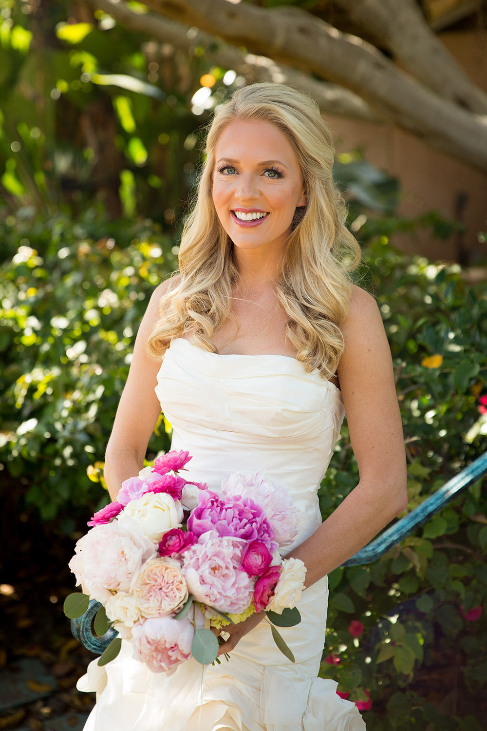 Beautiful blond bride with a pink toned bouquet