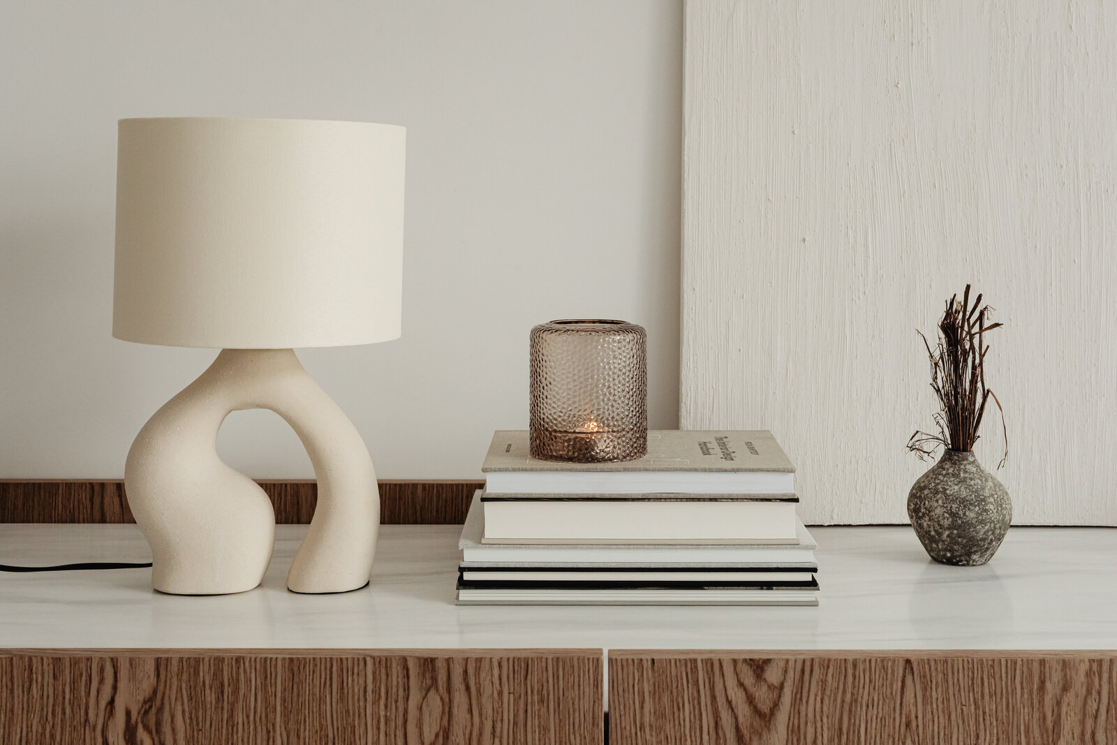 kaboompics_ceramic-lamp-styled-on-a-commode-with-a-stone-top-28413