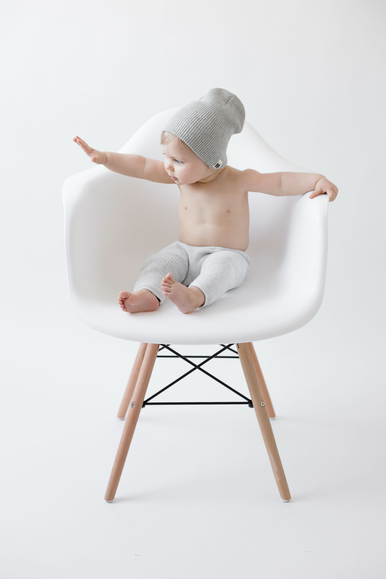 Babyfotoshooting im Fotostudio in Gütersloh bei Bielefeld. kleiner junge auf stuhl