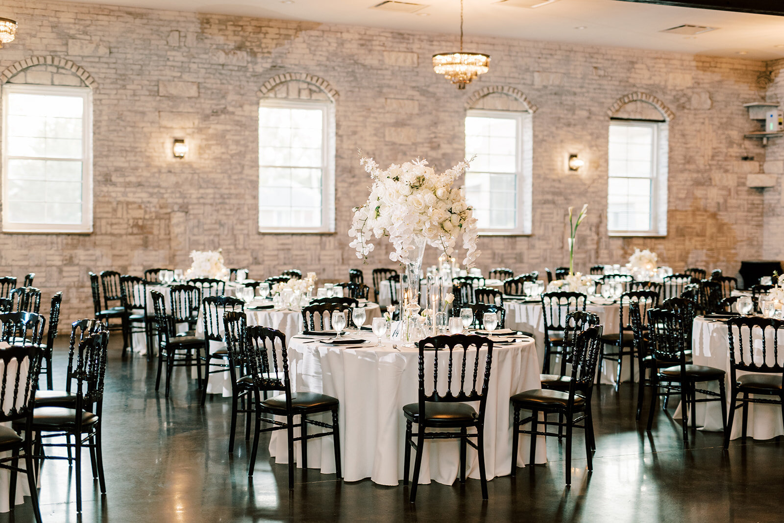 round table setting in  the luxe room 