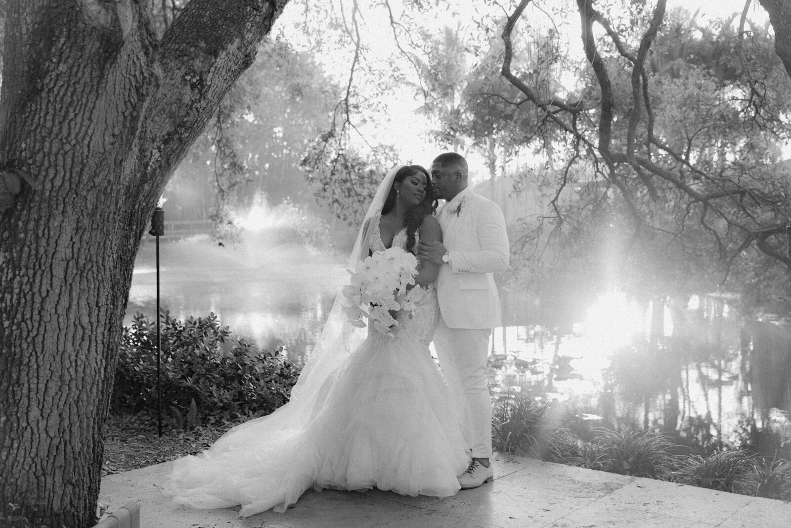 Black and white photo of newlyweds kissing outdoors | Sush Digital Media