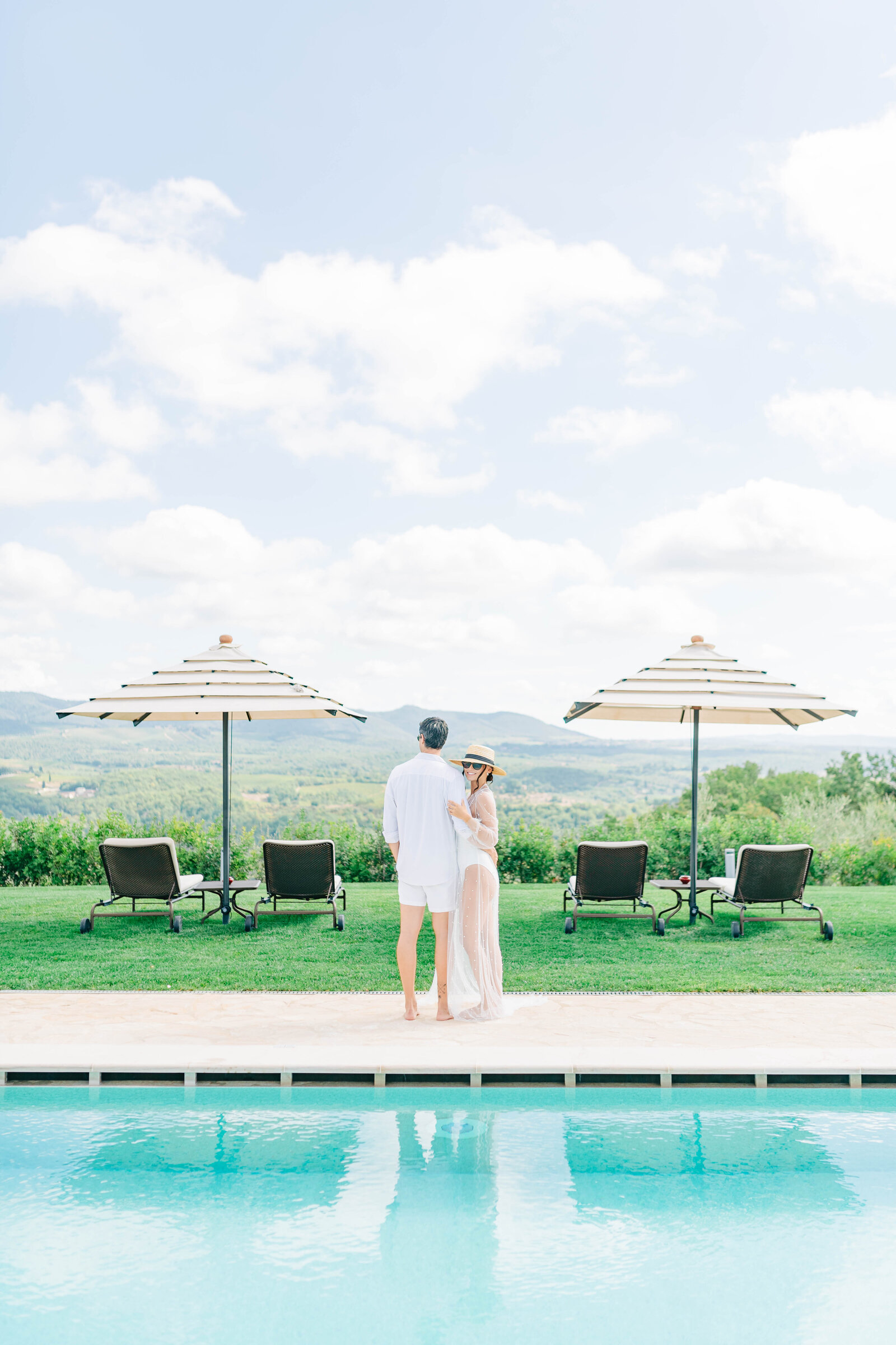 MorganeBallPhotography-Wedding-Tuscany-TheClubHouse-LovelyInstants-07-pool-lq-33-6251