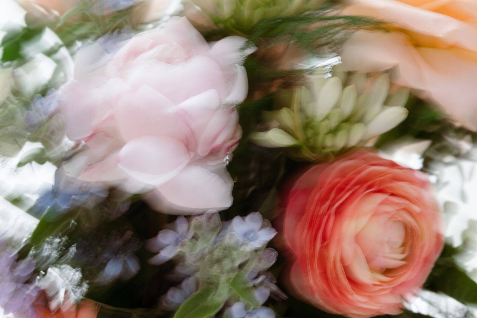 photographie du bouquet de la mariée lors du shooting d'inspiration mariage à Lyon