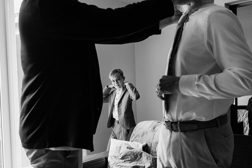 trouwenmetkinderen, gettingreadyfoto, trouweninderegen, trouwfotoinspo, kidsatweddings, trouwfotograafbrabant, trouwfotograafettenleur, rijsbergen, zundert, strijbeek, rucphen