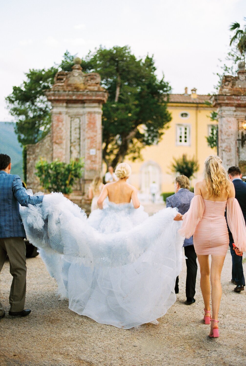 villa-controni-lucca-tuscany-luxury-destination-wedding-film-analog-stefano-degirmenci_0008