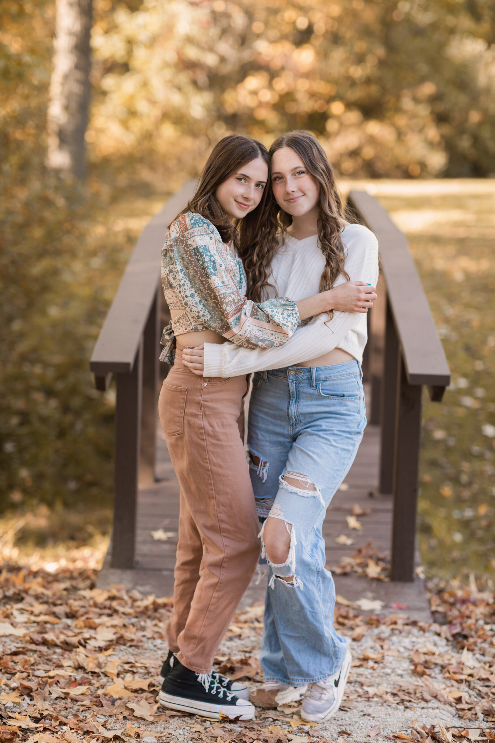 sisters hugging for family photos