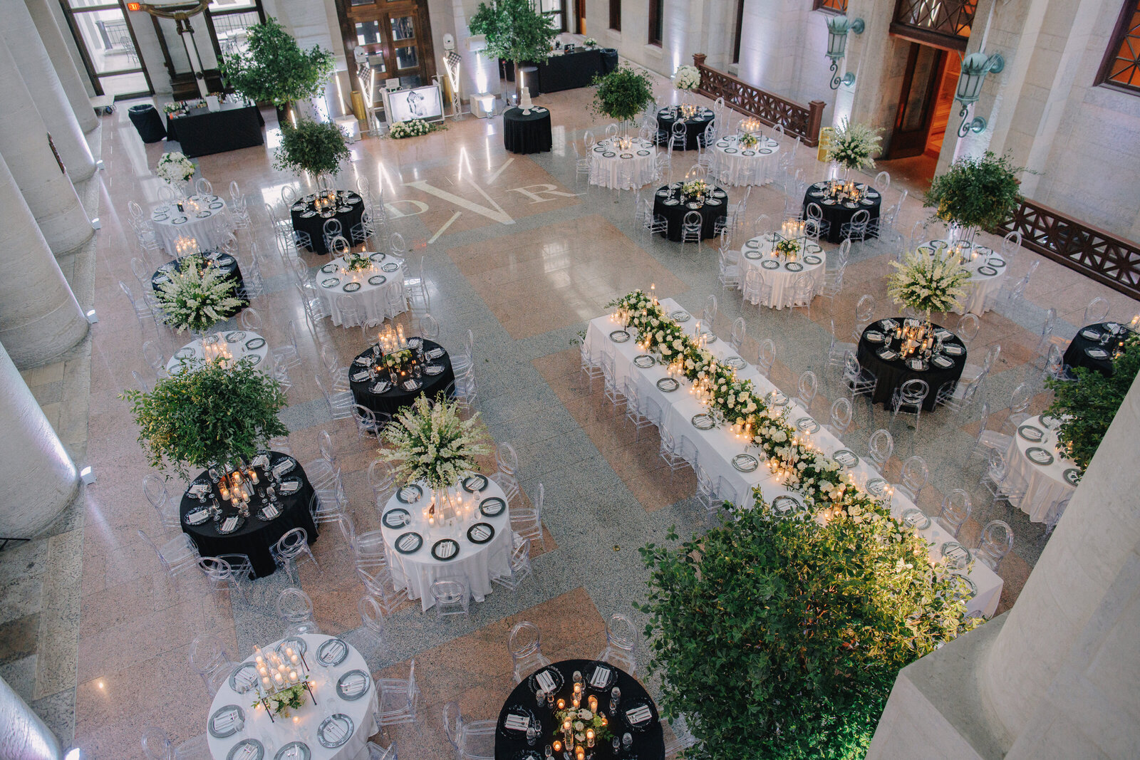 Full Service Planner designs elegant, timeless black and white wedding at the Ohio Statehouse