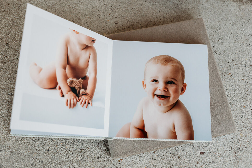 witteachtergrondportret, lichtkinderportret, koffietafelboek, 1jaarportret, fotograafbrabant, bosschenhoofd, oudenbosch, halderberge, zundert, rijsbergen, achtmaal, schijf, rucphen