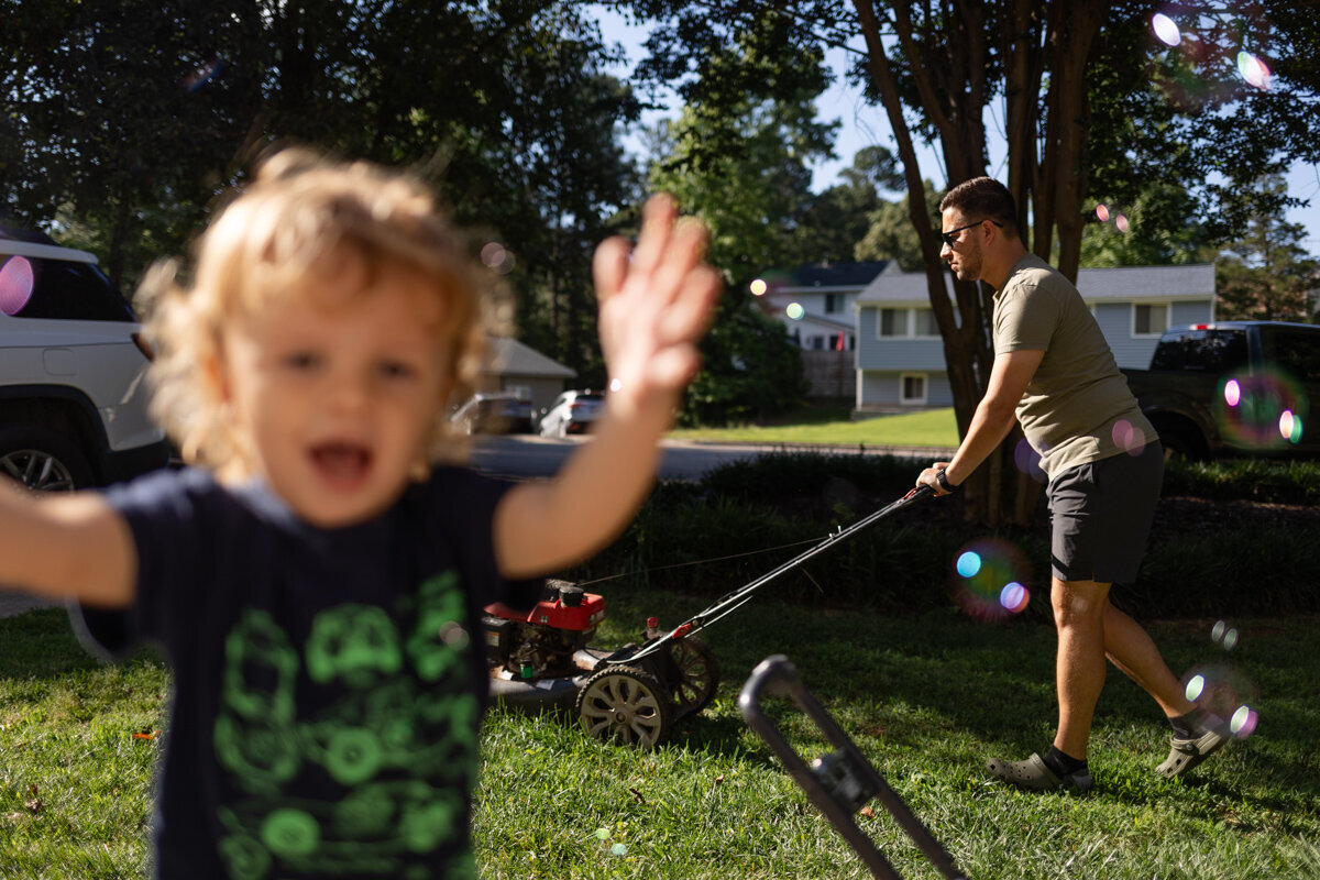 LightCreative_202405_HannahAlex_SpringCandidPhotoSession_RaleighDocumentaryFamilyPhotographer_006_blog