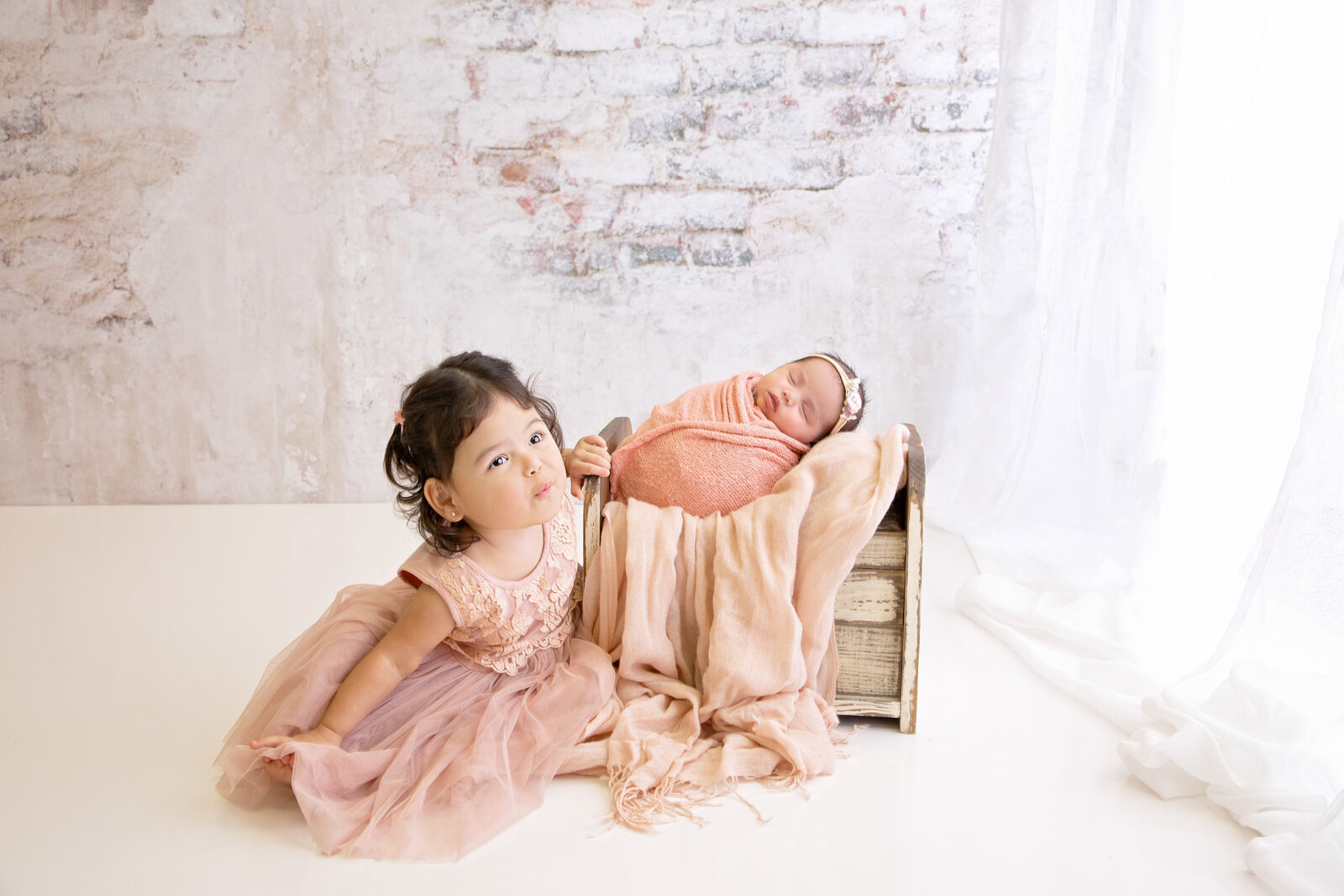 sister and baby sister newborn photos