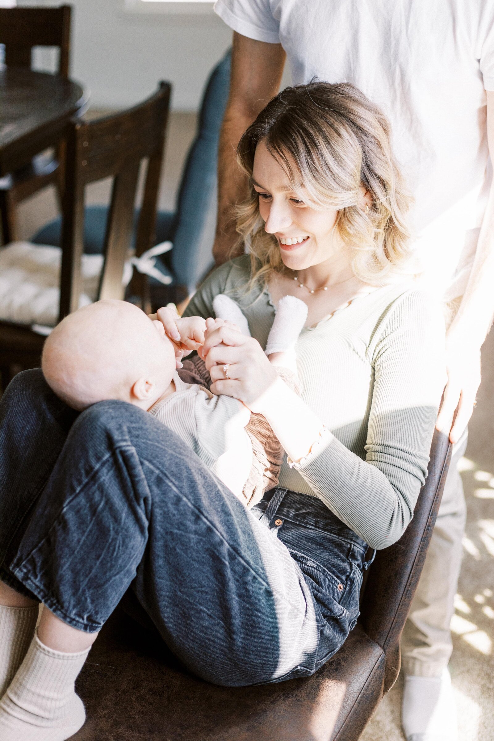 baby on mom's knee while in living room during peoria illinois family photos 