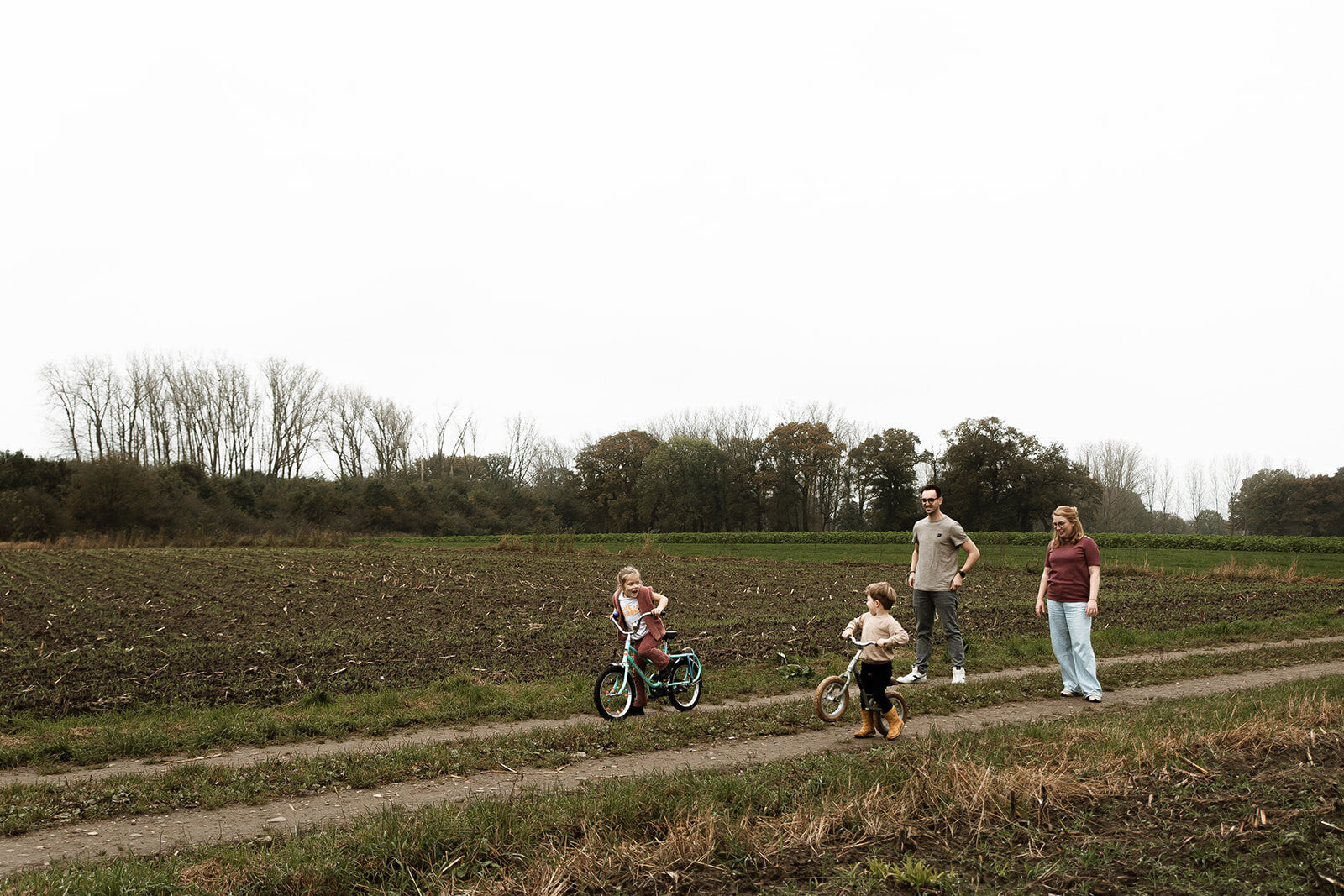 gezinsfotoshoot fotoshoot gezin gezinsfotografie gezinsfotograaf gezinsfotoshoot eindhoven gezinsshoot zwangerschap gezinsshoot buiten spontane gezinsfoto'a slledaags geluk