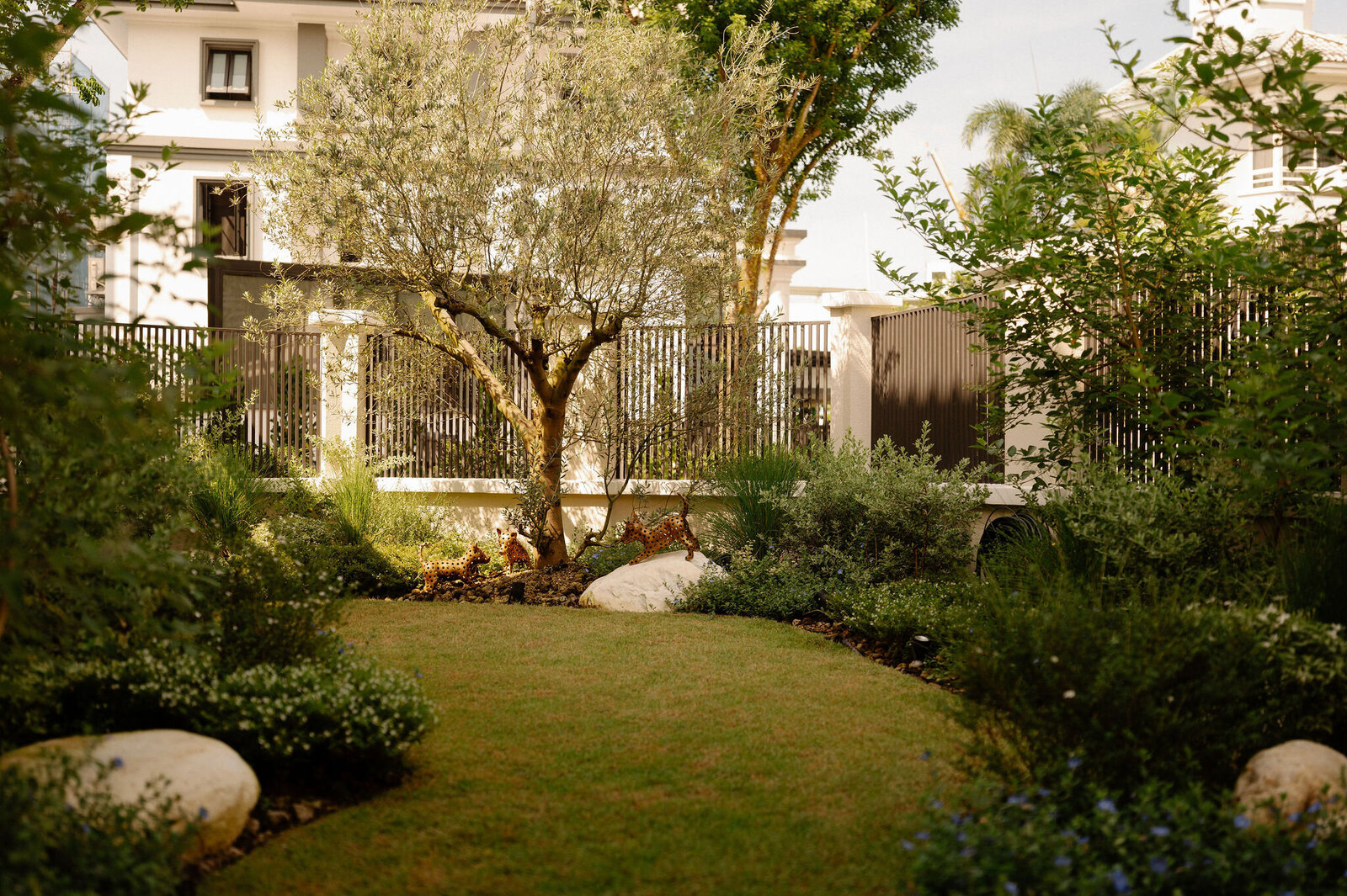 Lush, green, garden of a rustic, modern house in Singapore made by Haus Ateier